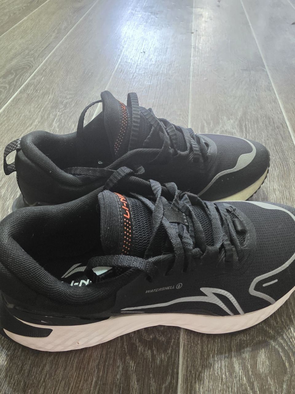 Продам фирменные кроссовки Lining  43 р