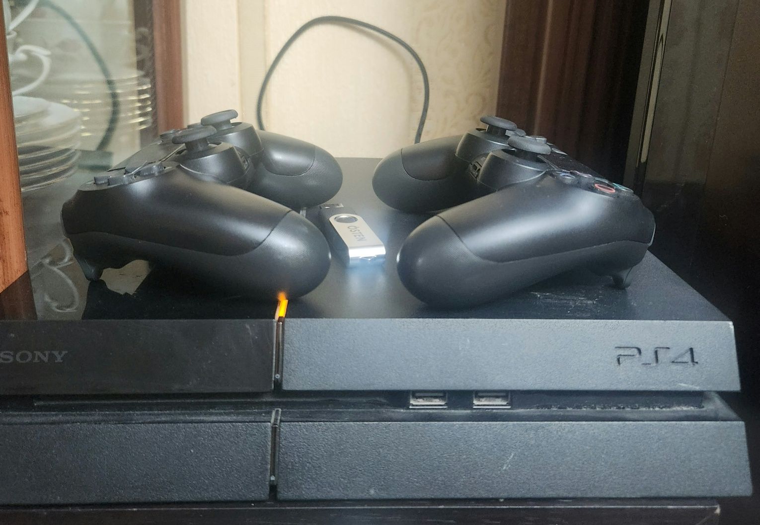Play station 4 1tb 20 uyin