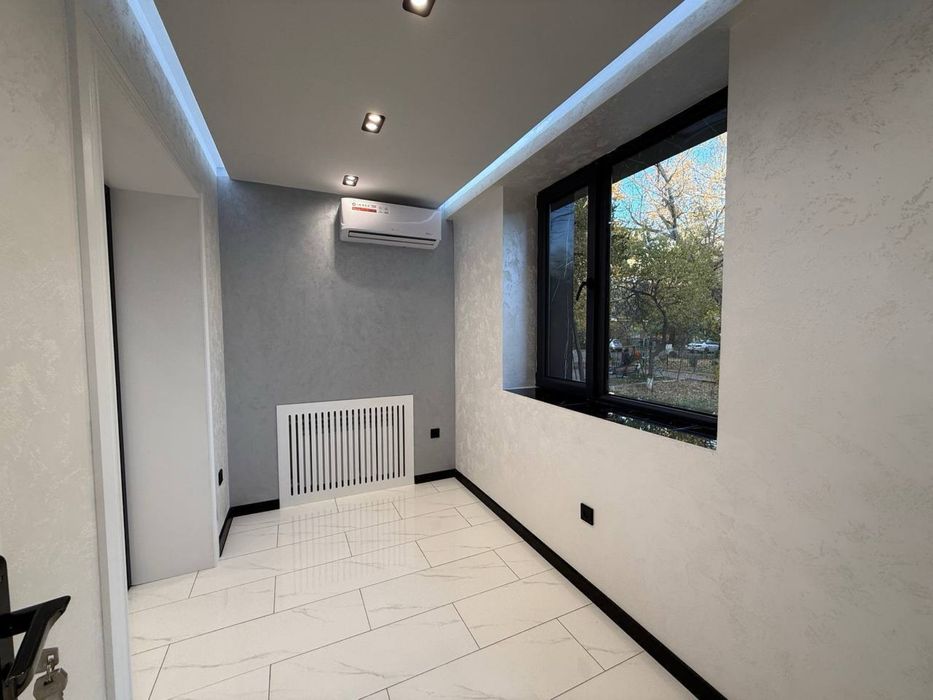 1 линия вдоль дороге нежилое помещения