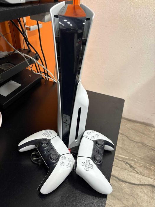 HOPE AMANET P2-Playstation 5 CD slim 1 TB cu 2 manete