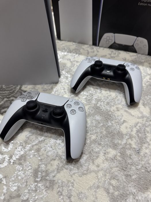 PS 5 Digital + 2 джойстика (оригинал)