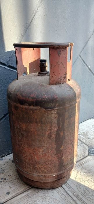 Продам   газовые балоны две 27 литров и одну 50литров