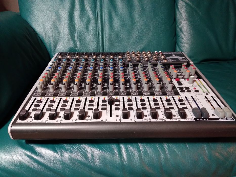 Mixer behringer xeny x 2222 usb.