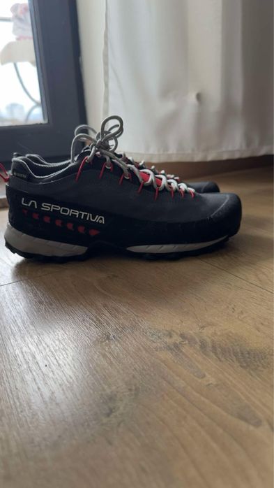 Bocanci munte La Sportiva 39.5