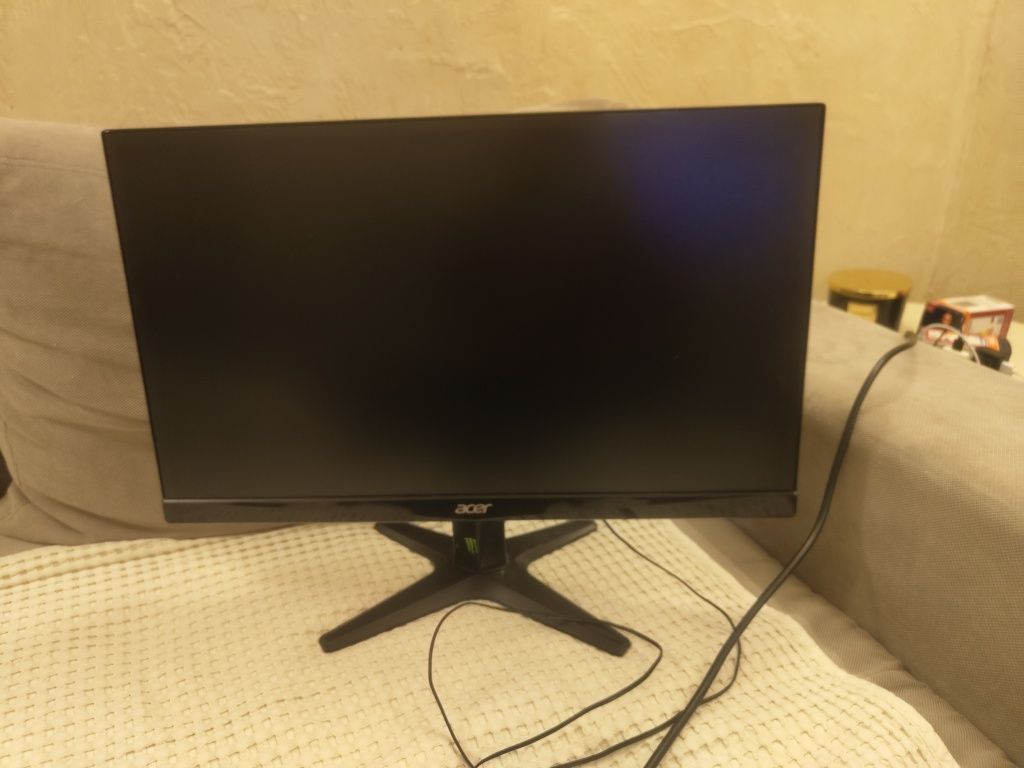 Продавам монитор Acer 60hz много добър работи перфектно