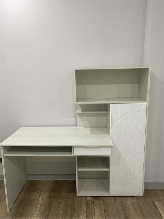 Рабочий стол с полками и шкафчиком