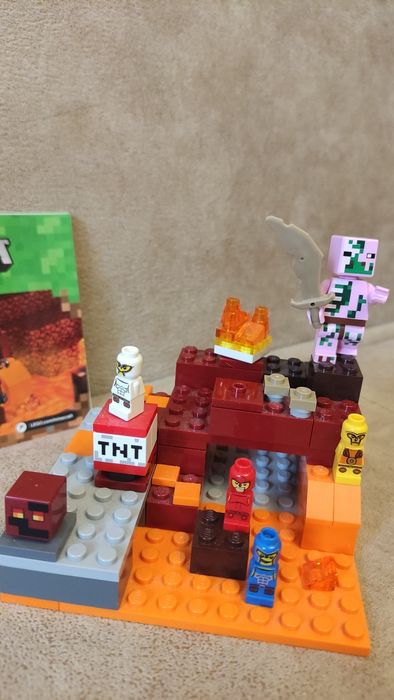 LEGO Minecraft - Пещера със зомбита 21141 и Битка в Ада 21139