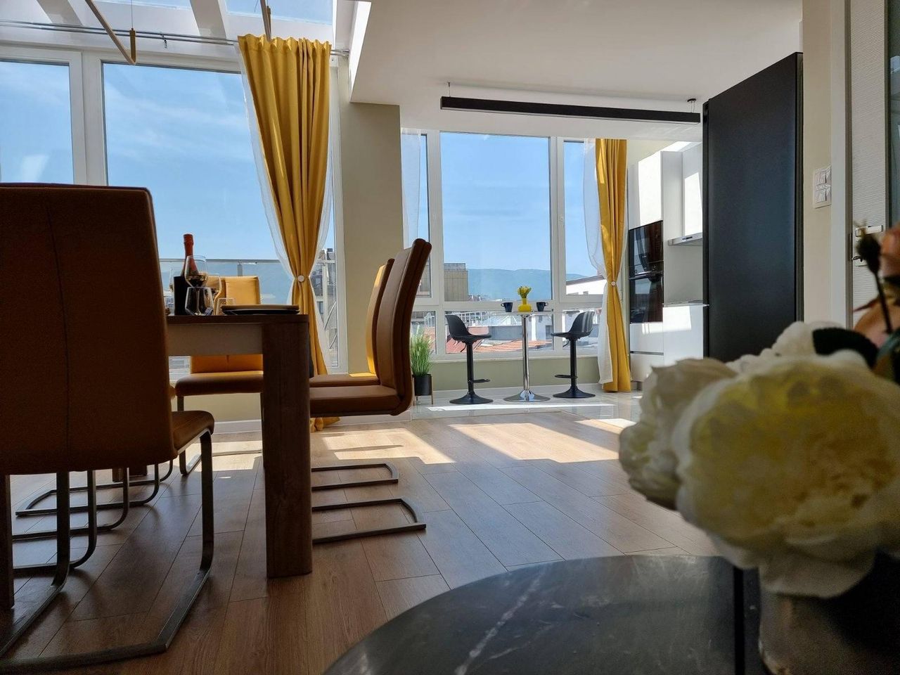 Дава се под наем Тристаен апартамент в София, Зона Б-18 - 100 кв.м за 1350 € - Снимка #2