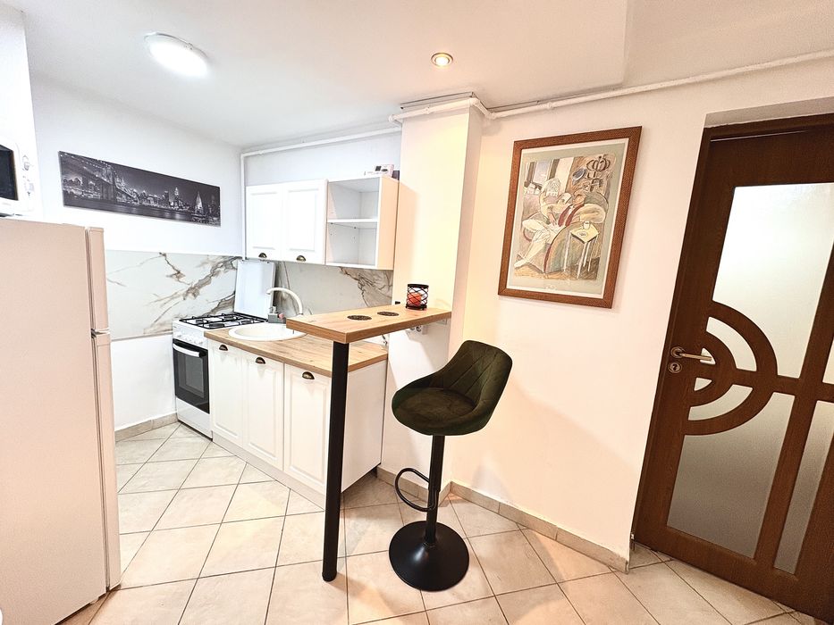 CENTRAL- închiriez apartament la CASĂ