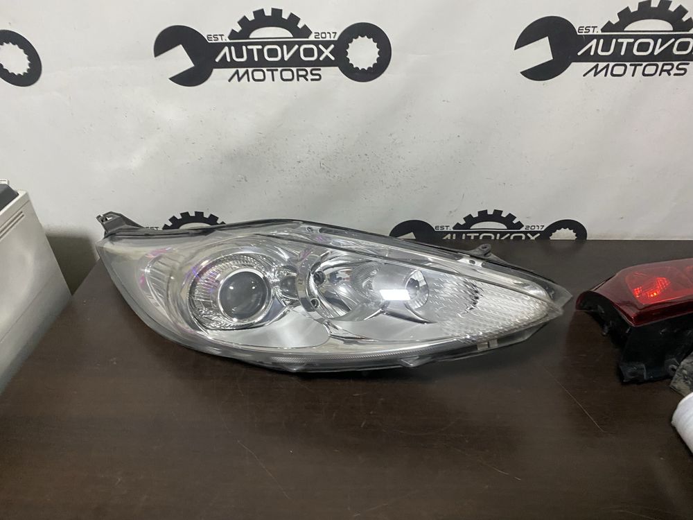 Far dreapta halogen cu lupa Ford Fiesta an 2008-2012