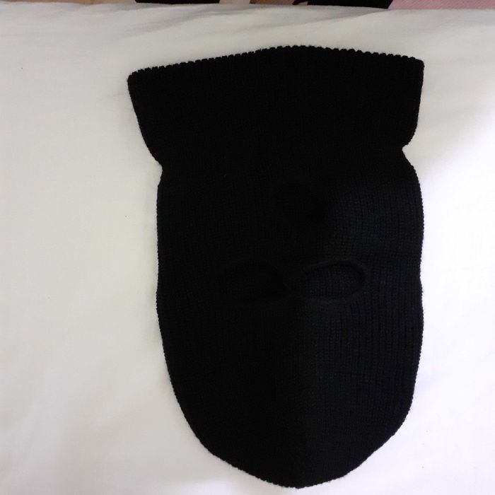 Продавам плътна шапка за снежни игри