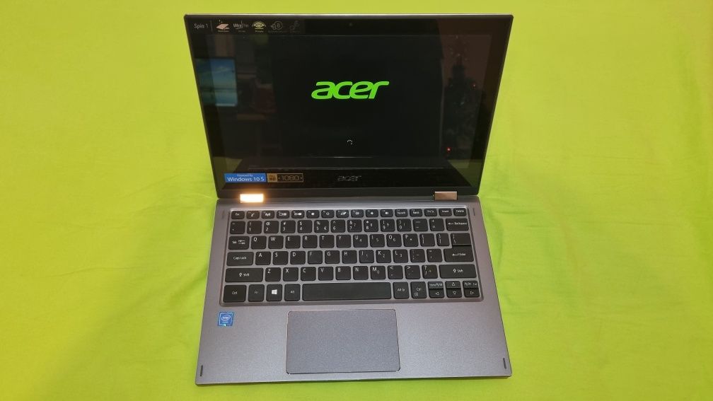 Laptop ACER cu touchscreen