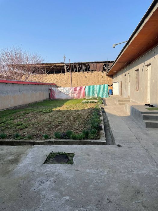 Uchastka sotiladi uy srochniy narxlada arzon