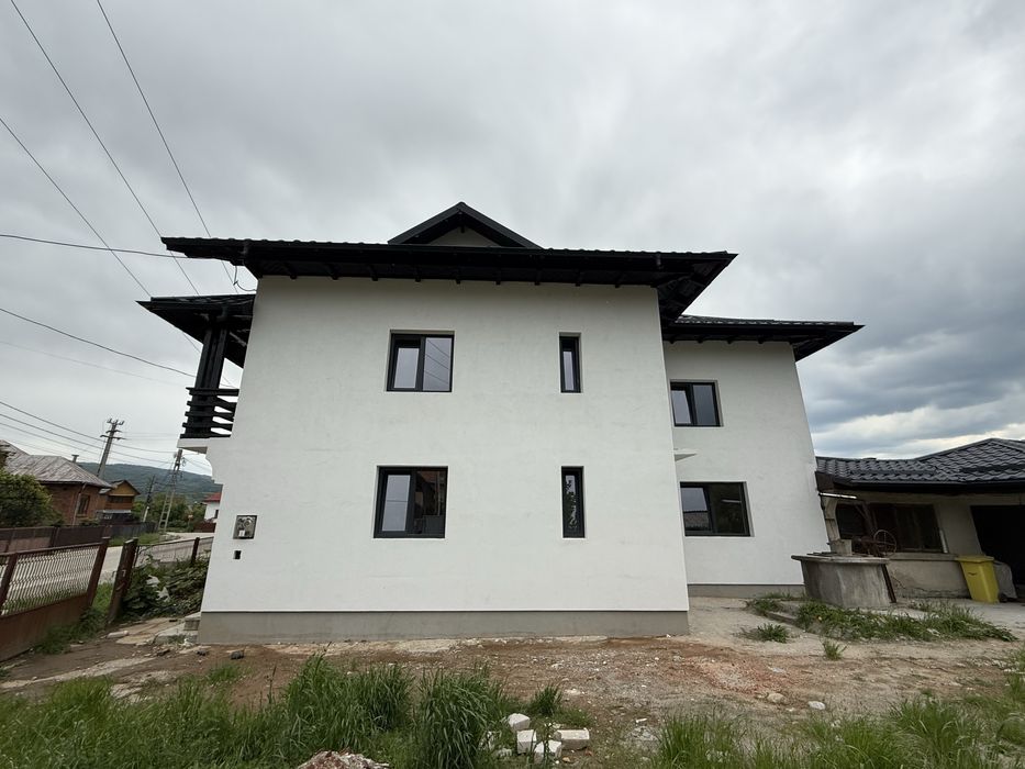 Casă recent renovată de vânzare în Domnești, Argeș