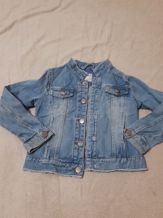 Джинсовая курточка на девочку.