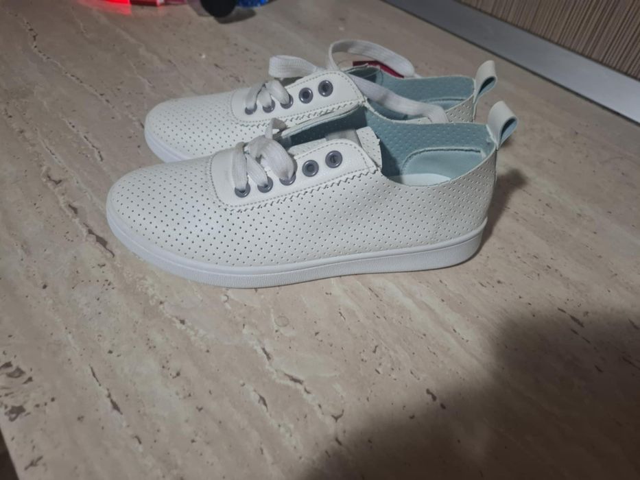 Adidasi fashion noi cu eticheta