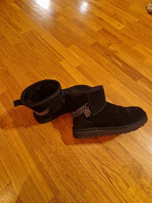 Vând cizme UGG negre, mărime 36