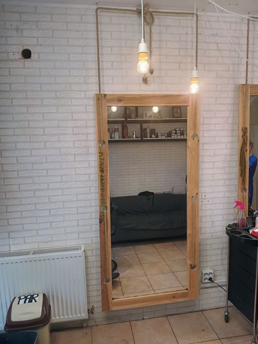 Vând oglinzi și scaune de salon.