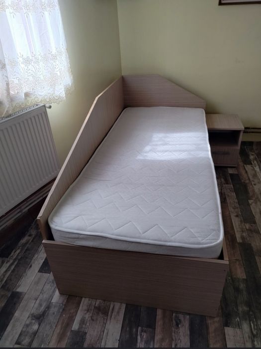 Vând pat din PAL, de o persoană, cu saltea și somieră inclusă