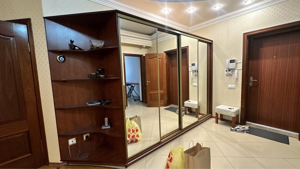 Срочно. Прихожая.