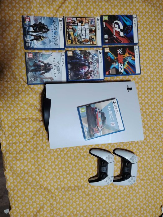 Продавам PS5 + два контролера и 7 игри