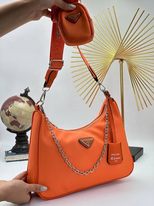 Geanta Prada noua !!! Dimensiuni 27/22 !!!