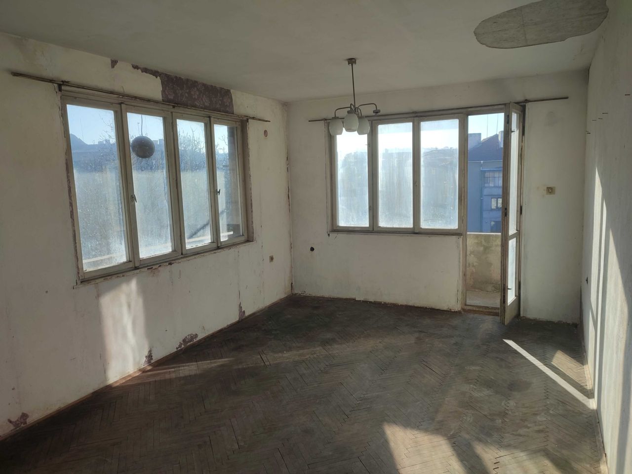 Продава се Четиристаен апартамент в Търговище, Център - 110 кв.м за 719 €/кв.м - Снимка #1
