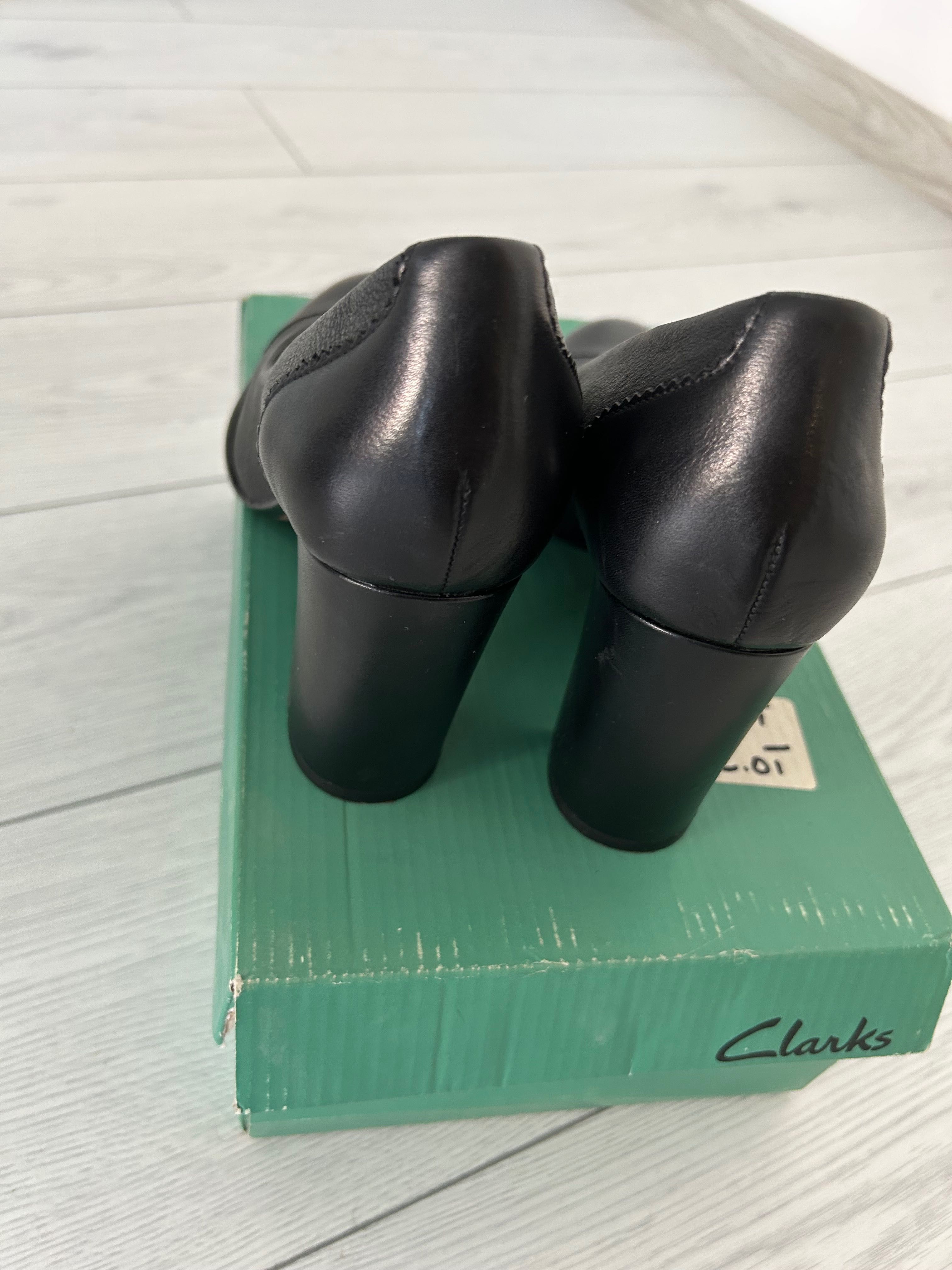 Pantofi din piele Clarks