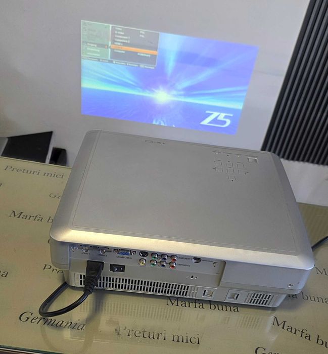 Videoproiector Sanyo PLV-Z5 - perfect functional