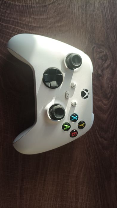 Xbox one x с 10 игри и 1 джойстик