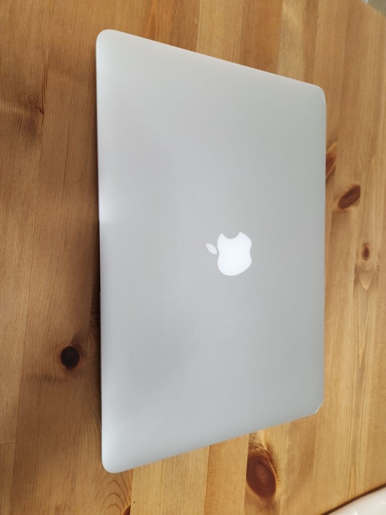 Macbook Air 13 - Intel i7, 8GB DDR3, 250GB SSD