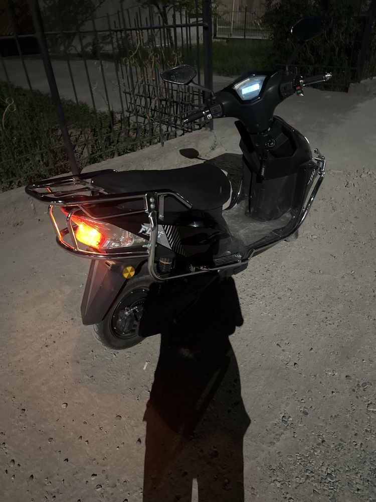 Tesla elektro skuteri sotiladi