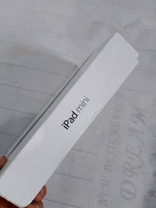 IPad Mini hotira 4 ga 32 iclod ochilgan karopka zaryatchik bor