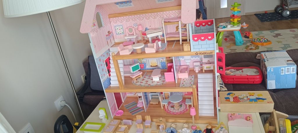Къща за кукли с допълни играчки и дрехи