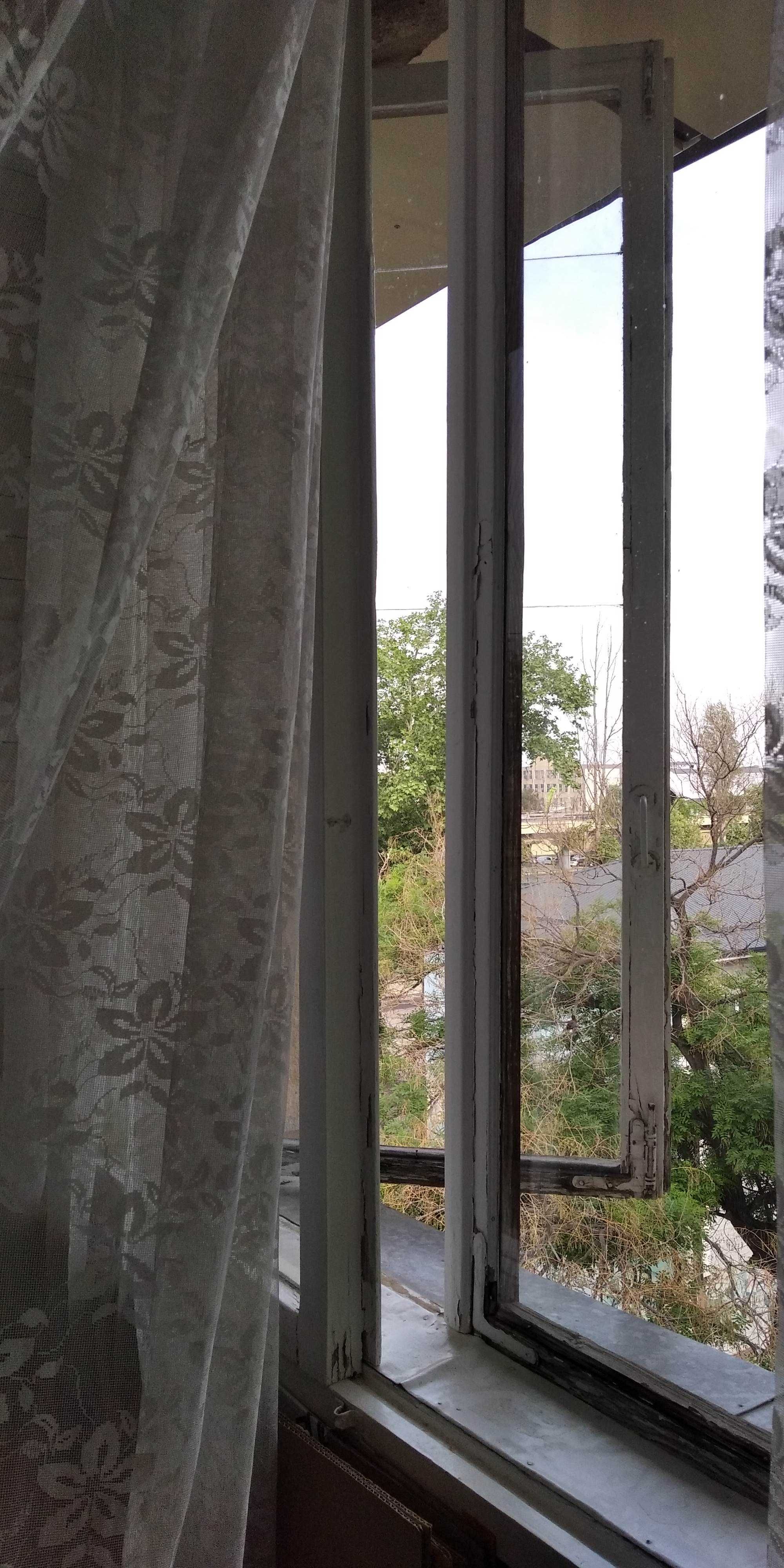 Старые окна и двери. Деревянные рамы.