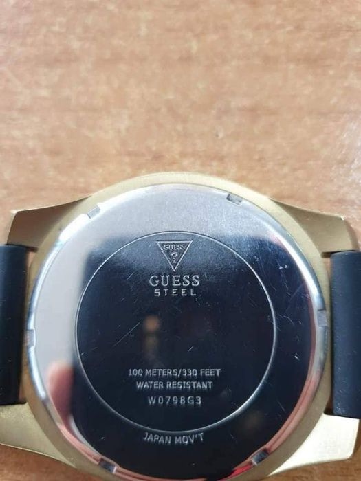 Часовник GUESS