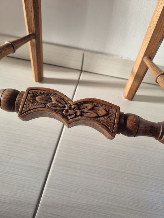 Scaun Lemn masiv sculptat și montat doar din cuie de Lemn fără metal