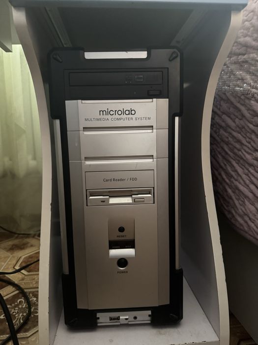 Компьютер с процессором, клавиатура мышь, колонки