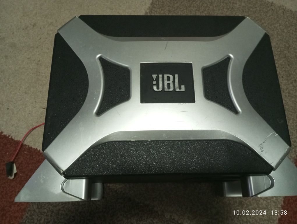 Tub bass JBL cu statie incorporata