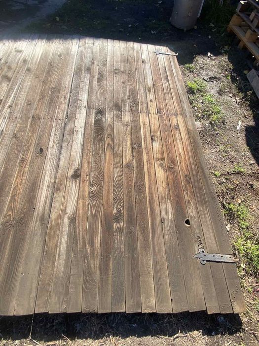 Стара дървена порта .