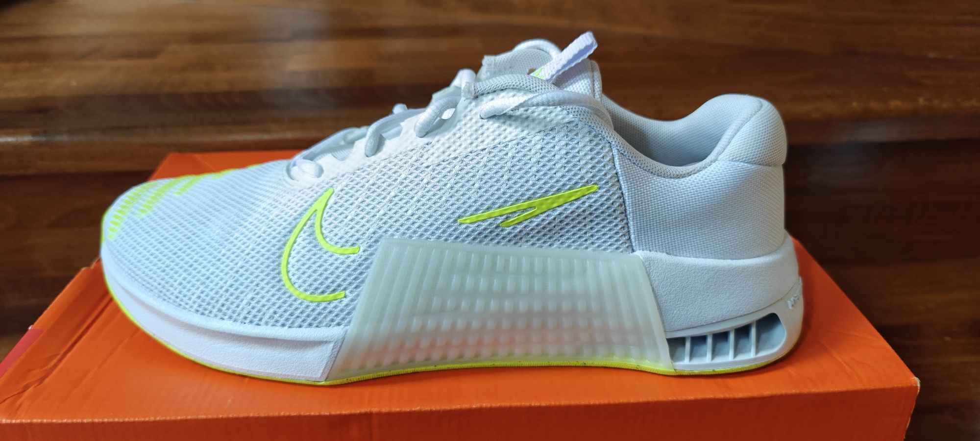 Vând Nike Metcon 9 Alb/Volt - Mărimea 42.5 - NOI, originali