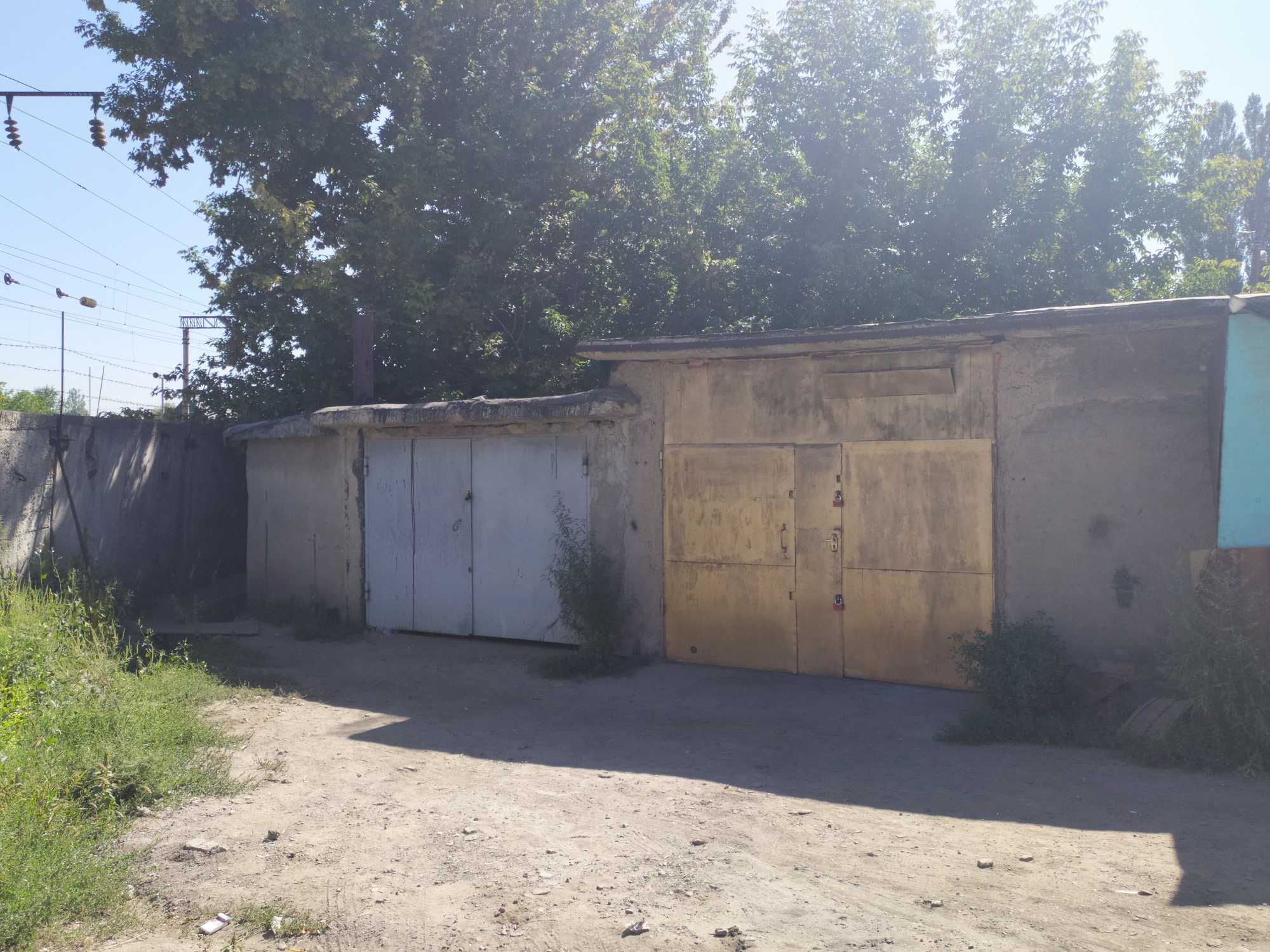 Продам дом в Жетысуйском районе с четырьмя гаражами
