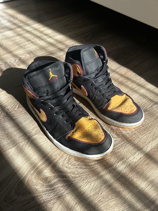 Jordan 1 mid vivid orange