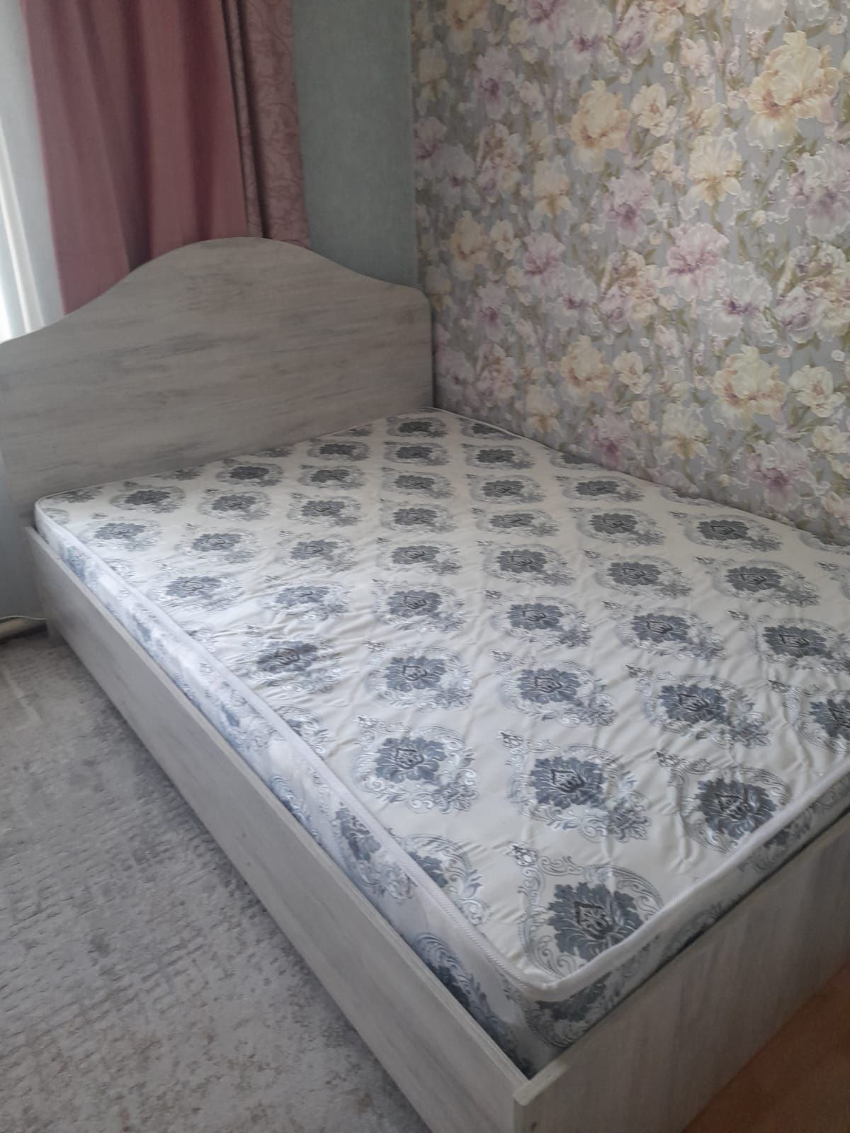 Продам шкаф и кровать 1.5 м