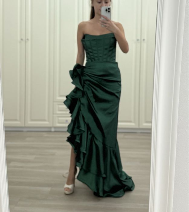 Rochie verde nepurtata,cu volane