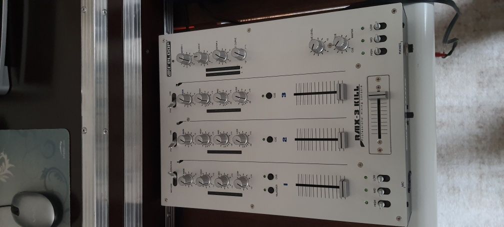 Se vind 2 Reloop chromate special edition RP-1000 MK lll cu doze mixer
