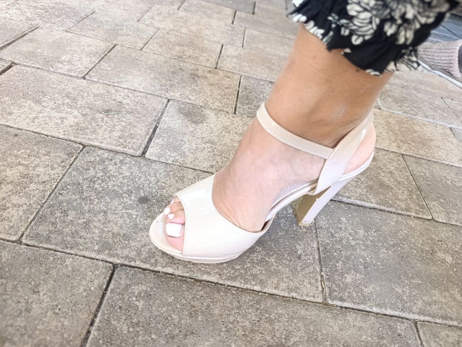 Vând pantofi cu toc înalt pentru ocazie evenimente