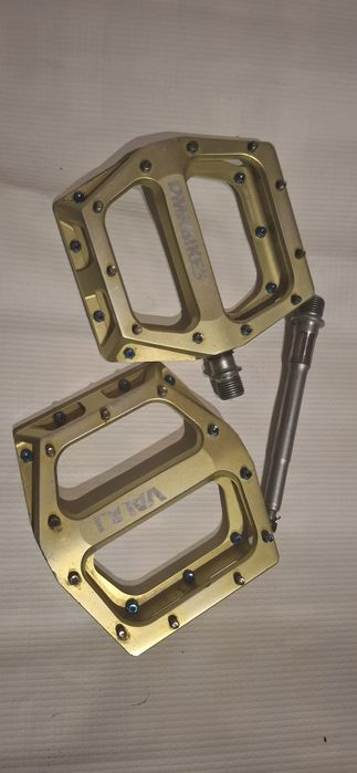 Pedale DMR Vault verzi – aproape noi, mici zgârieturi