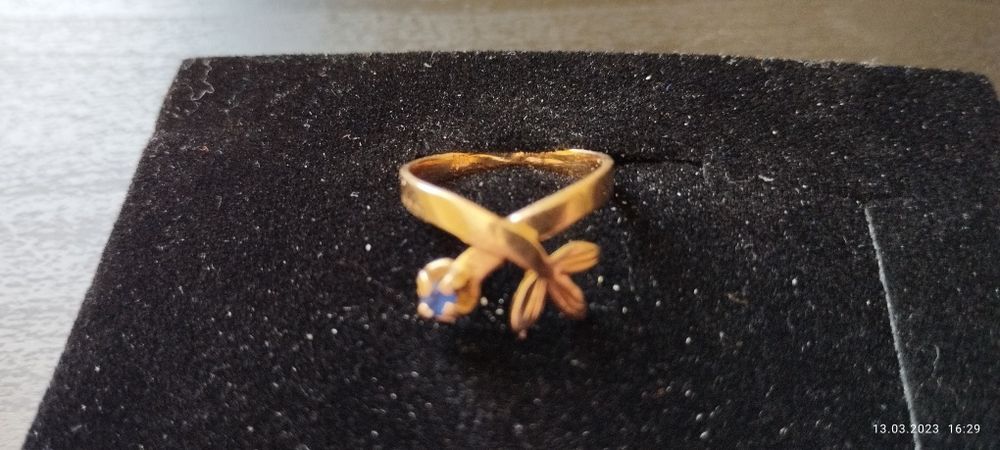 Женски златен пръстен със Сапфир