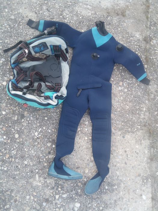 Costum uscat scafandru și vesta salvare